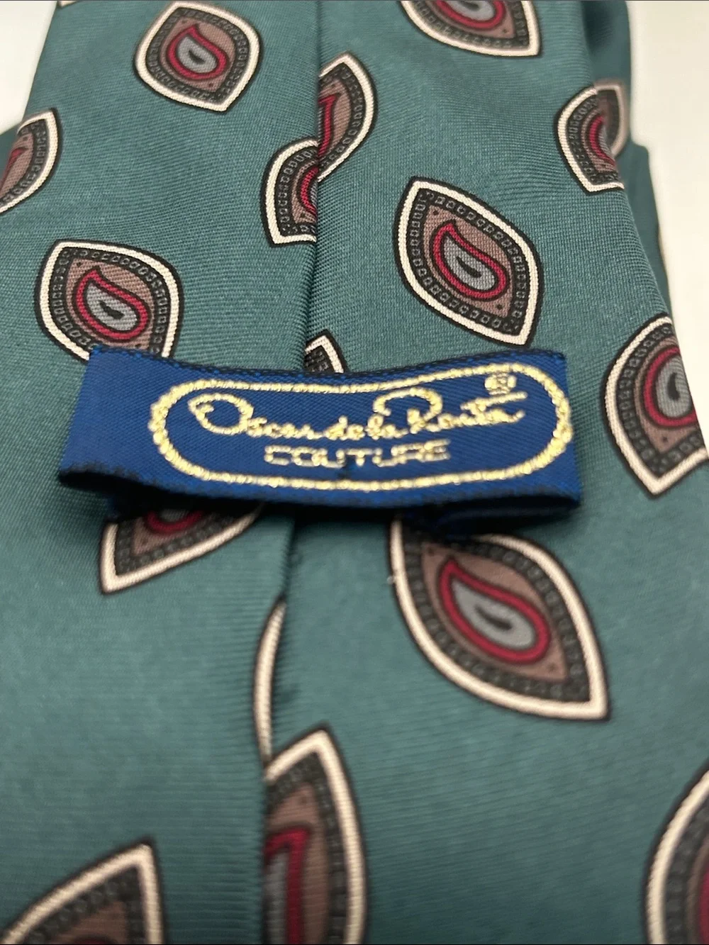 Oscar de la Renta Men’s Silk Tie Green Red Paisley Pattern Designer accessory